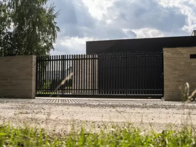 Ogrodzenie metalowe Verticale, brama samonosna z szerokim wjazdem, furtki